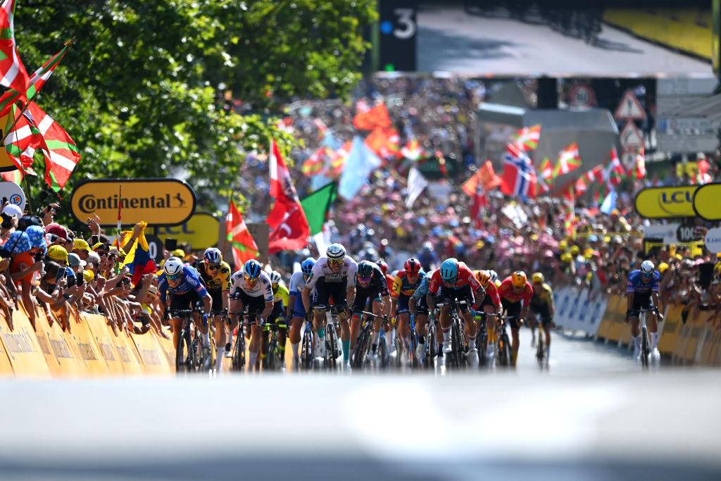 Can anyone beat the Tour de France sprinters in Nogaro?