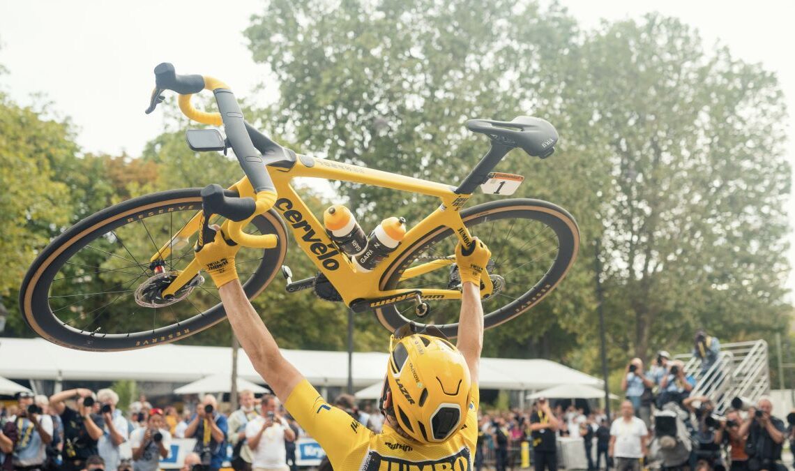 An all yellow Cervelo S5 for Jonas Vingegaard