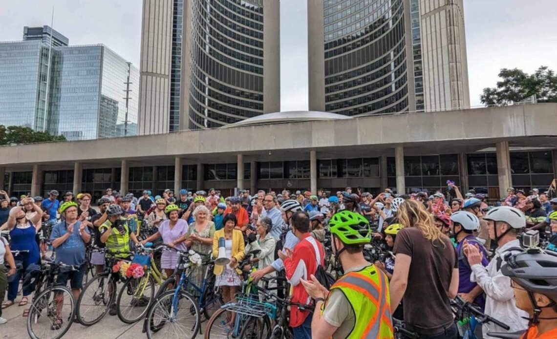 Toronto's new mayor biked to work on first day and local cyclists loved it