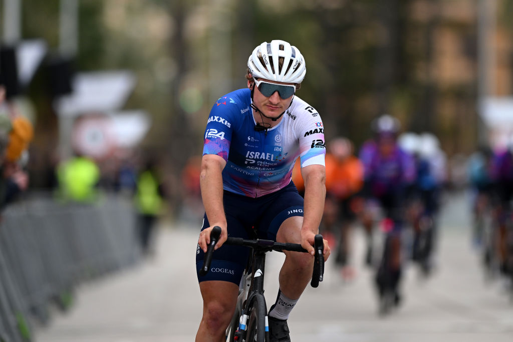 Tour de l'Avenir: Riley Pickrell sprints to stage 2 victory in Chinon