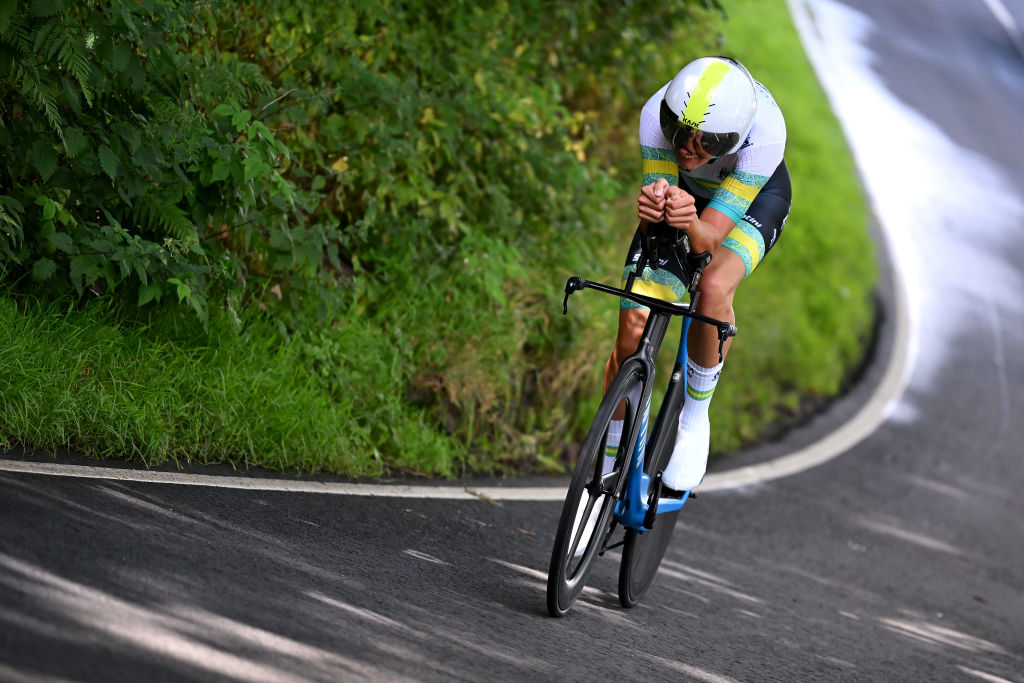 World Championships: Oscar Chamberlain  beats Ben Wiggins to win junior men's time trial title