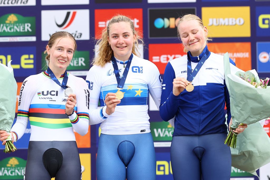 European Championships: Zoe Bäckstedt fastest in under-23 women's time trial