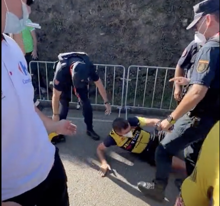 Police tackle Jumbo-Visma staffer at the Vuelta a España