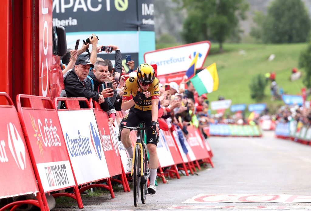 Vingegaard secures emotional Vuelta a España stage win for injured Van Hooydonck