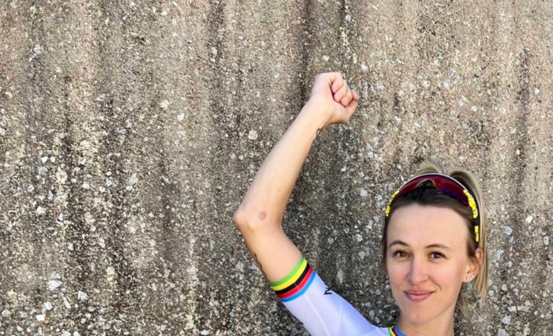 Kasia Niewiadoma debuts her gravel rainbow jersey