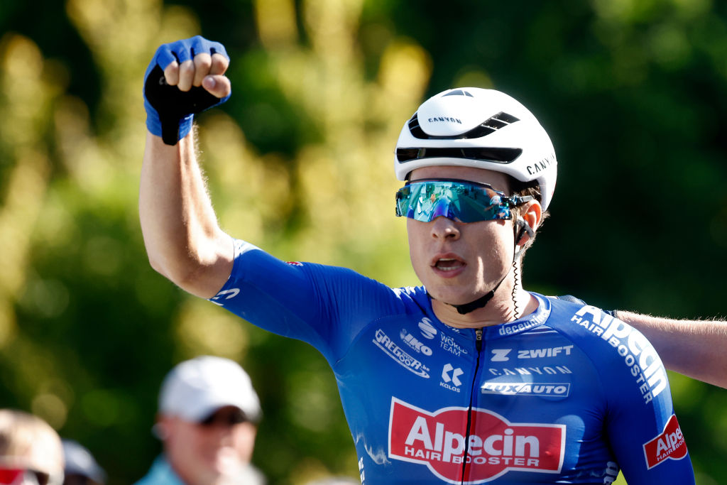 Philipsen outsprints Kooij to win Elfstedenrace after echelon battle