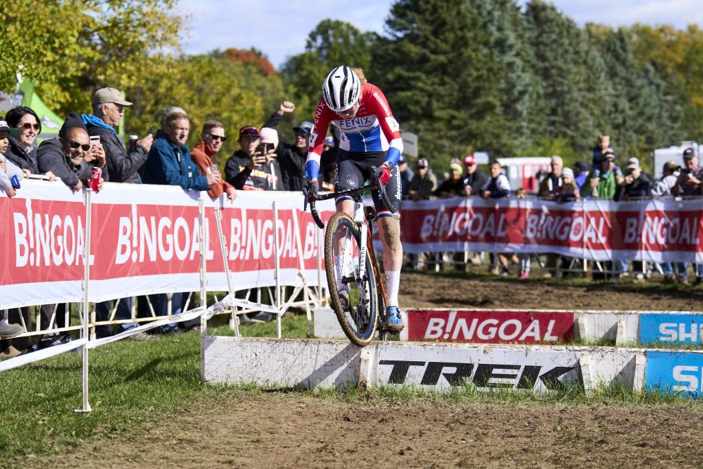 Puck Pieterse reignites Fem van Empel rivalry at Troyes Cyclocross World Cup