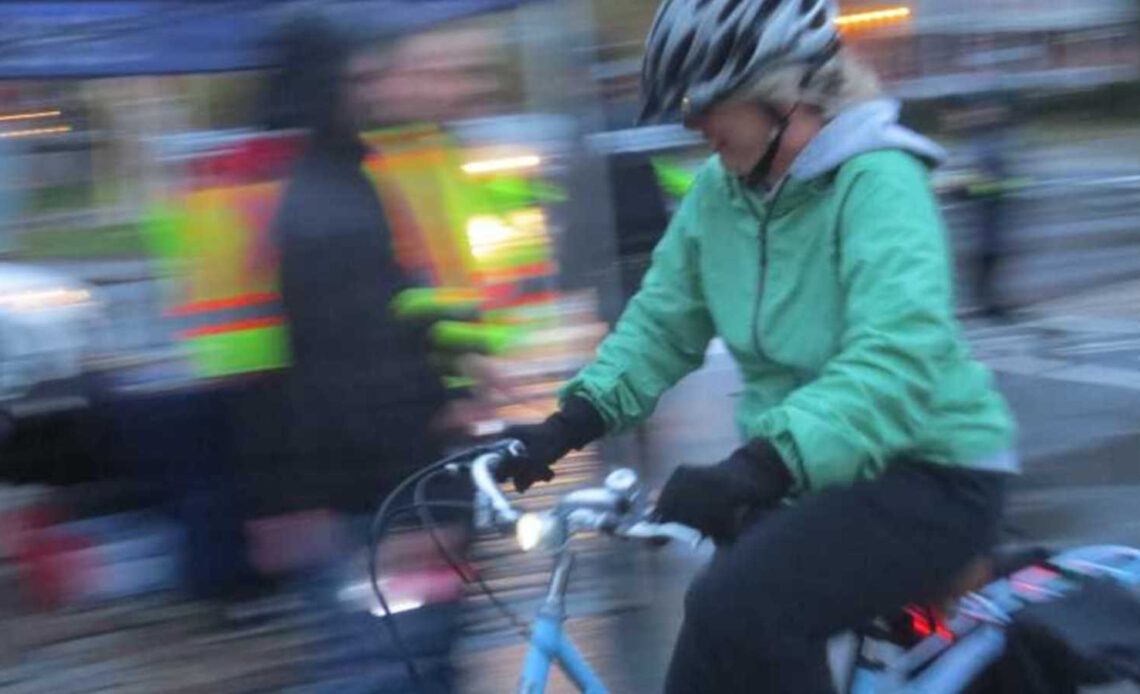 Safer Roads Ottawa gives out free lights to promote safety for cyclists