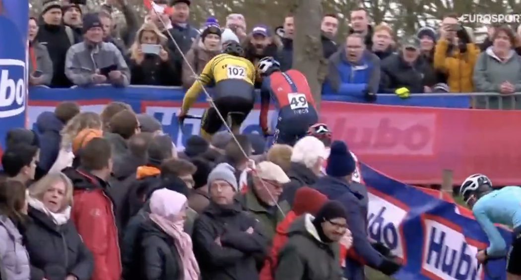 Overheated Tom Pidcock headbutts competitor in Hulst
