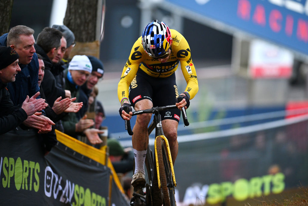 Wout van Aert fifth but out-paces Van der Poel in final laps of Hulst World Cup