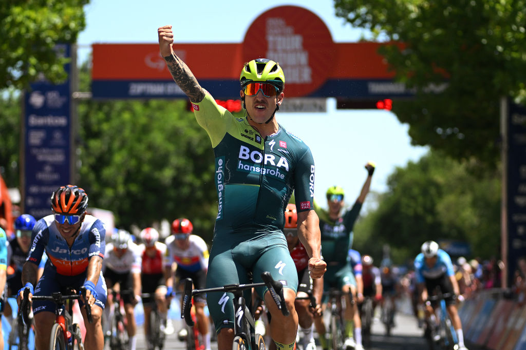 Tour Down Under: Sam Welsford holds off  Phil Bauhaus to win stage 1