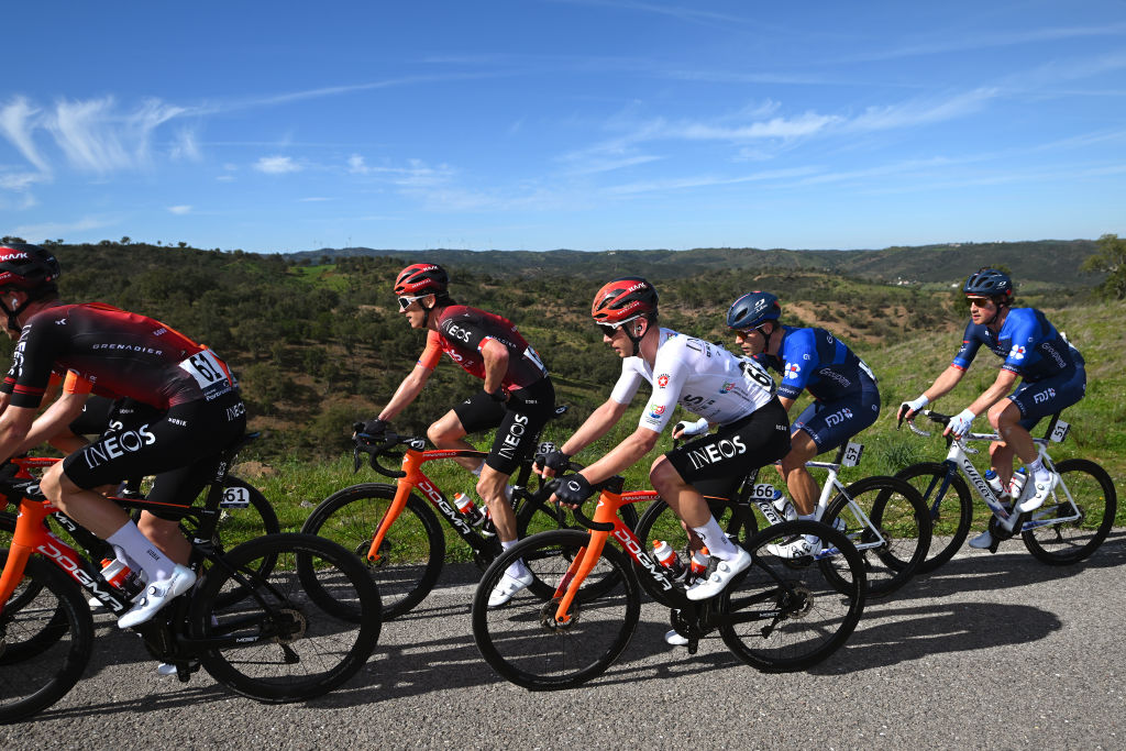 Magnus Sheffield goes down fighting in Volta ao Algarve after unlucky puncture