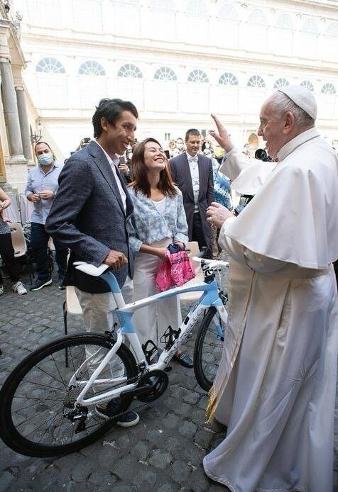 The Pope's Pinarello F12 is being auctioned off