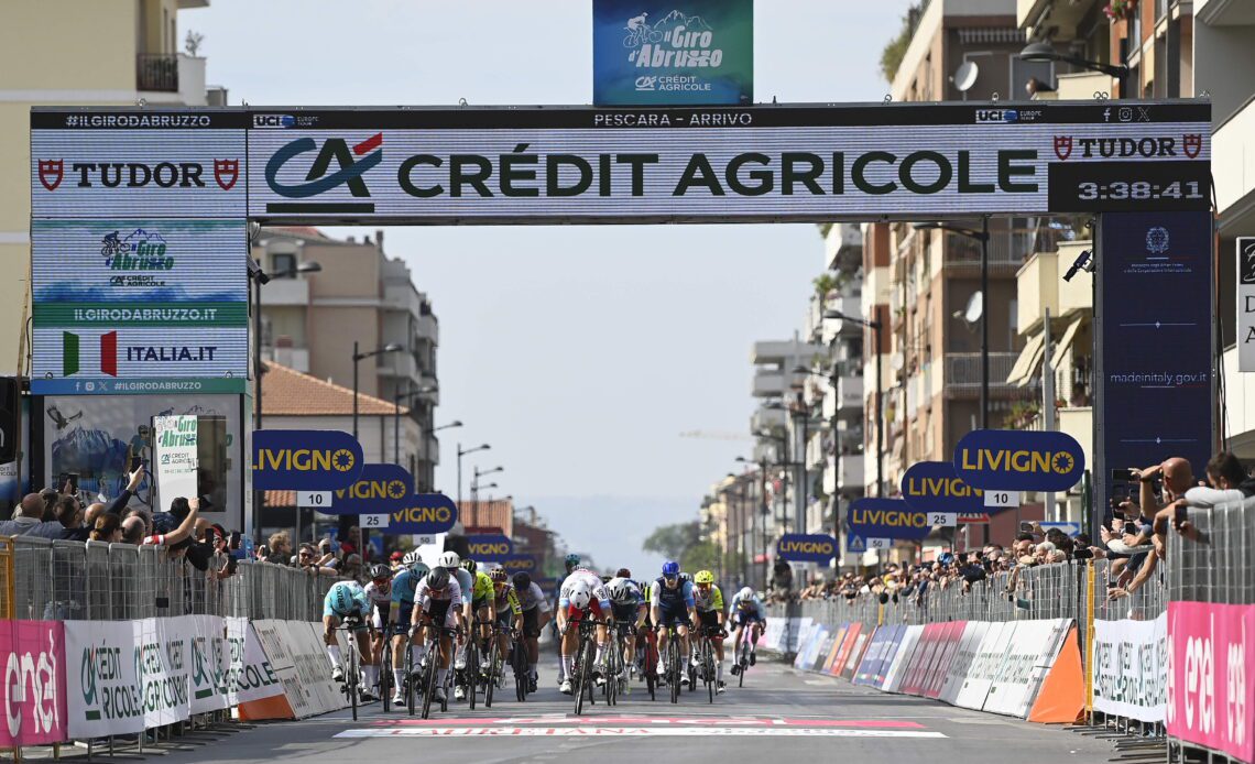 Giro d'Abruzzo: Enrico Zanoncello wins photo finish sprint on stage 1