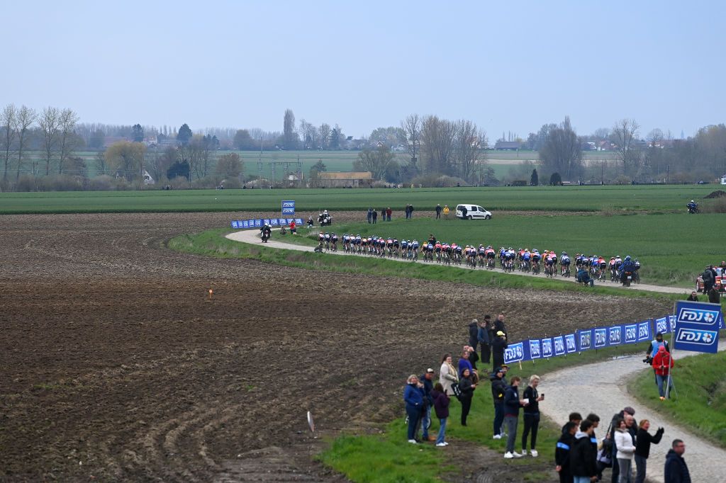 Paris-Roubaix Femmes Live - Attacks flying over late-race cobbled sectors
