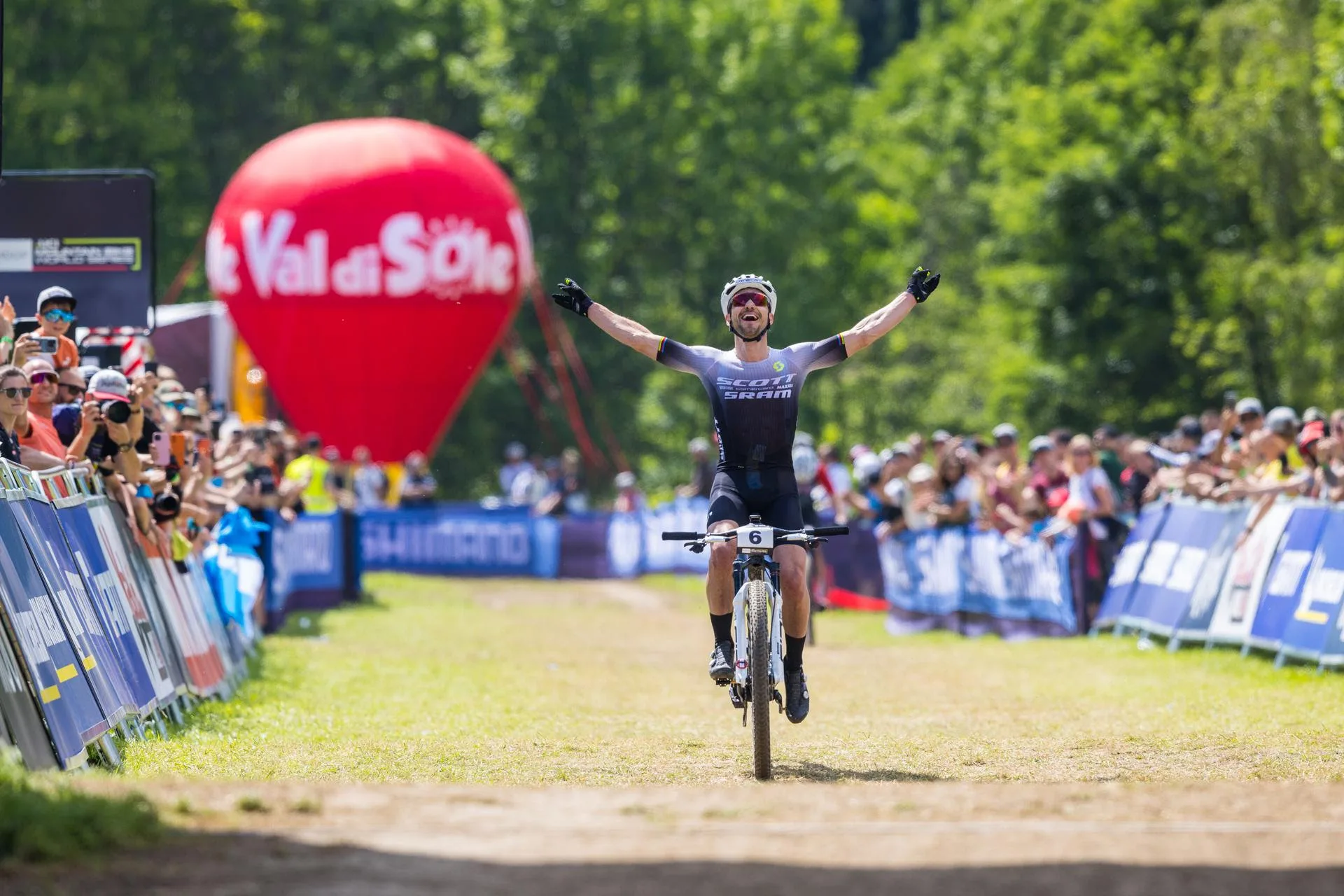UCI MTB World Cup Val di Sole: Nino Schurter beats Hatherly to win elite men's race