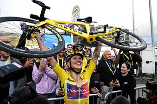 Canyon//SRAM Racing team's Polish rider Katarzyna Niewiadoma celebrates after crossing the finish line and winning the third edition of the Women's Tour de France cycling race, after the 8th and last stage of the Tour de France, a 149.9 km between Le Grand Bornand and the Alpe d'Huez, in south-eastern France, on August 18, 2024. (Photo by JULIEN DE ROSA / AFP)