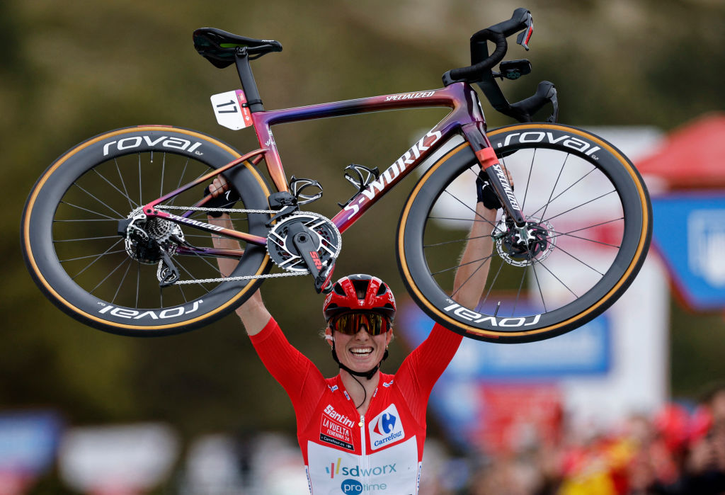Team SD Worx - Protime's Dutch rider Demi Vollering celebrates after winning the race and La Vuelta Tour during the 8th stage of the 2024 La Vuelta Femenina cycling tour of Spain, an 89,5 km race from Madrid to Valdesqui ski resort, in Rascafria, on May 5, 2024. (Photo by OSCAR DEL POZO / AFP)
