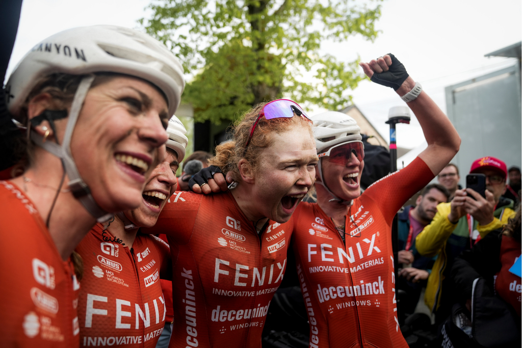 Puck Pieterse celebrating her Flèche Wallonne 2025 win