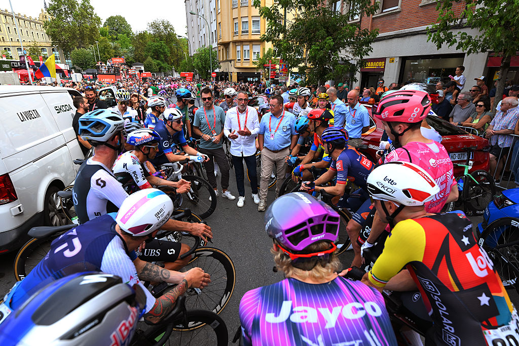 BILBAO, SPAIN - SEPTEMBER 03: The director of the Vuelta a Espa&ntilde;a, Kiko Garcia Arnandis of Spain, meets with the riders before the La Vuelta - 80th Tour of Spain 2025, Stage 11 a 157.4km stage from Bilbao to Bilbao / #UCIWT / on September 03, 2025 in Bilbao, Spain. (Photo by Tim de Waele/Getty Images)