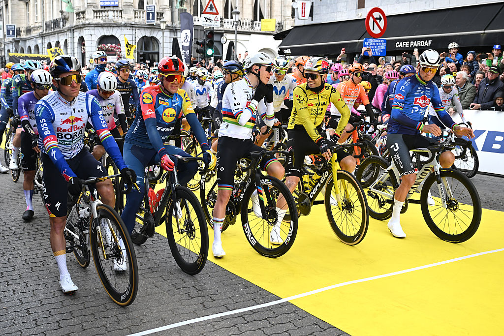 The favourites lined up on the start on a wide yellow band